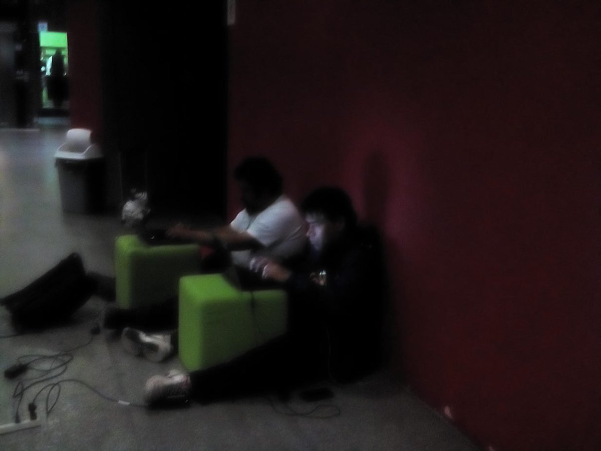 KiraMishima's tweet photo. Segun recuerdos de FB, este día de hace 6 años fui mentor en #nodeschool . Había un @rctorr &amp; @Chemasmas salvaje https://t.co/8NMVhzLWvX