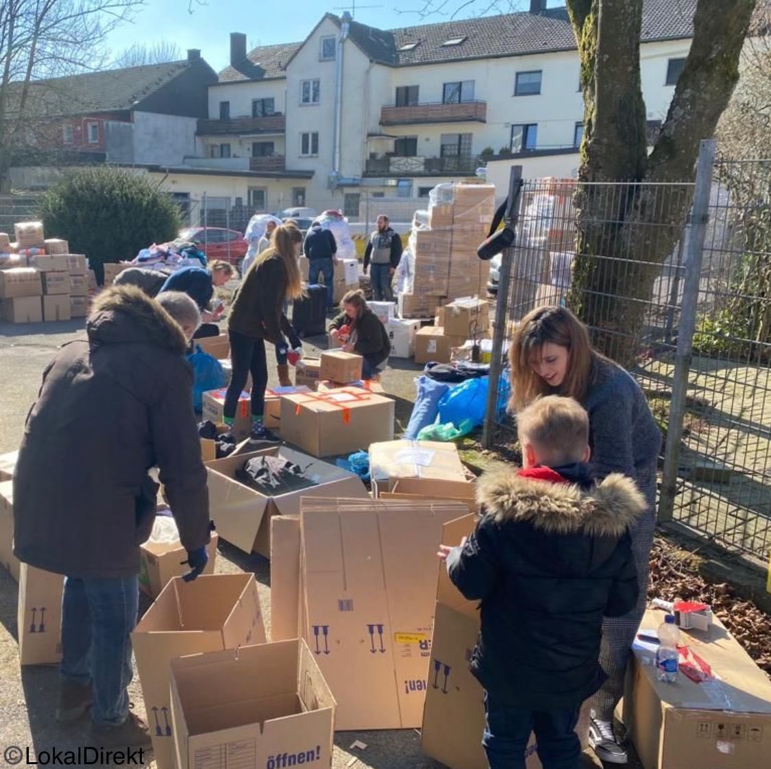 Fotos by Friederike Kämper, LokalDirekt news. Fotos depict initiative of Halvern in North Rhine-Westphalia. Goods donations collected by citizens and sent en route to border between Roumania and Ukraine in two trucks of 40 tonnes.
