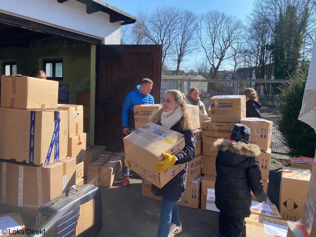 Fotos by Friederike Kämper, LokalDirekt news. Fotos depict initiative of Halvern in North Rhine-Westphalia. Goods donations collected by citizens and sent en route to border between Roumania and Ukraine in two trucks of 40 tonnes.