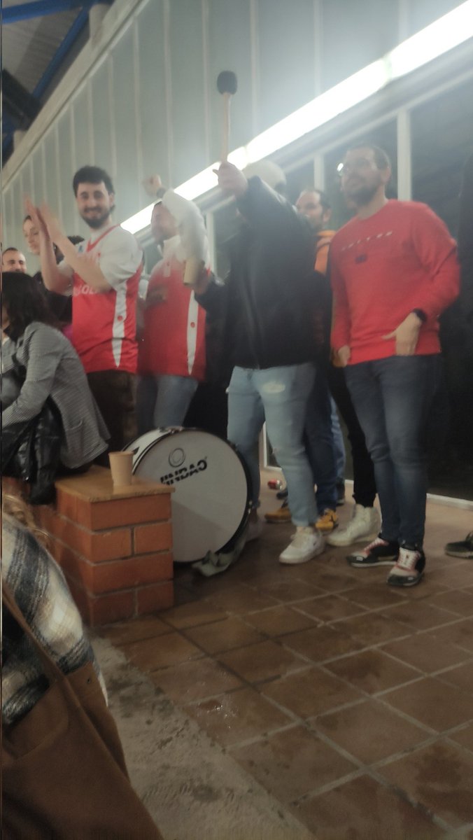 finselcami's tweet photo. @FCBQ partit bàsquet 3era catalana,  pavelló del Navas de gom a gom, ni una mascareta... A sobre cervesa a dojo..després ens queixarem que pasen coses. https://t.co/yS5OPTHPEa