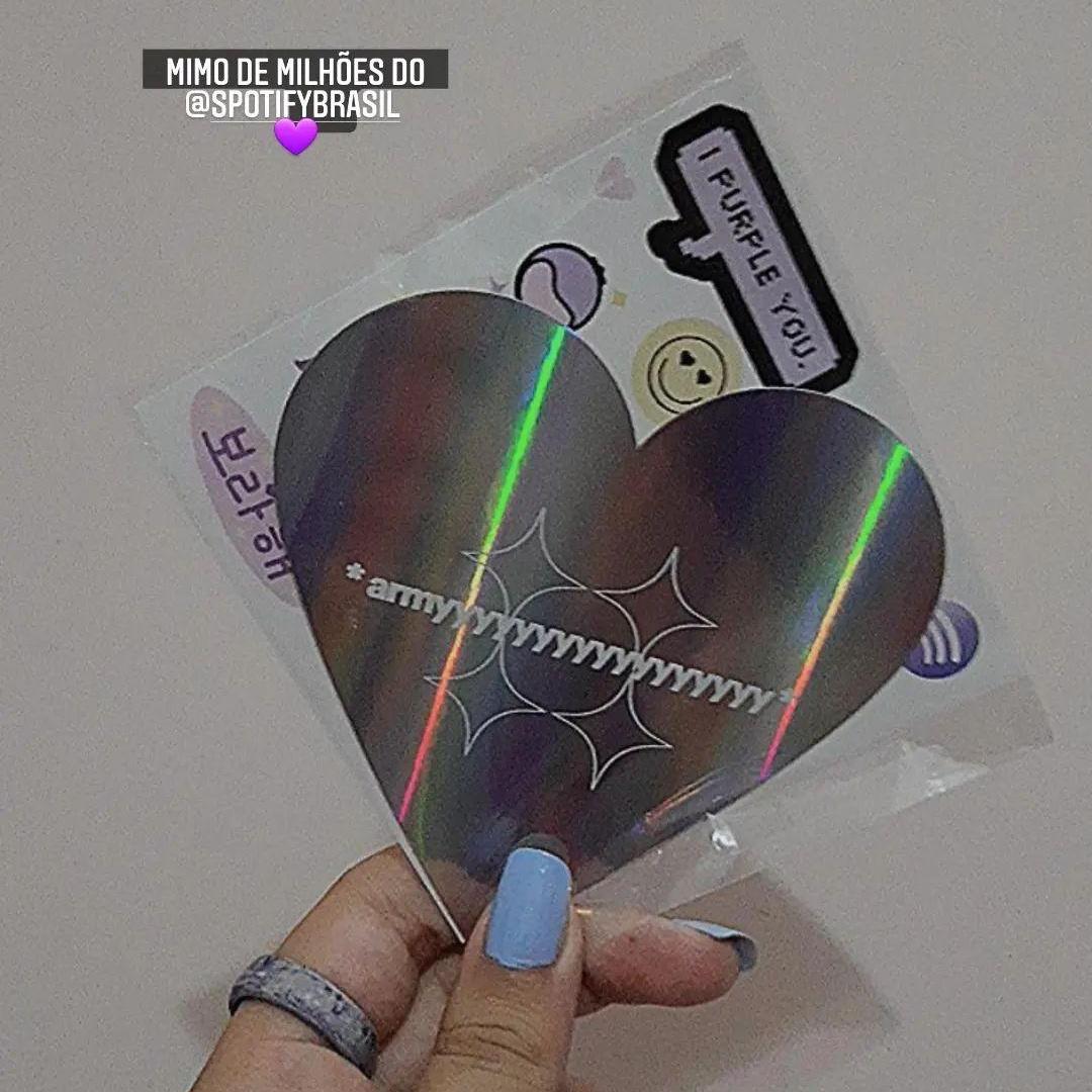 elareroses's tweet photo. Que diaa💜amei MUITO!! Conheci muitas armys maravilhosas  e entreguei os mimos que fiz com tanto carinho e recebi os do @SpotifyBrasil 💜 (obrigada @grupoplayarte💜)
Rí demais tmb 🤣(#heloisaemprestaorivotril #maegrava)
#BTSARMY #BTS_PTD_ON_STAGE_SEOUL https://t.co/KSbwRWHw57