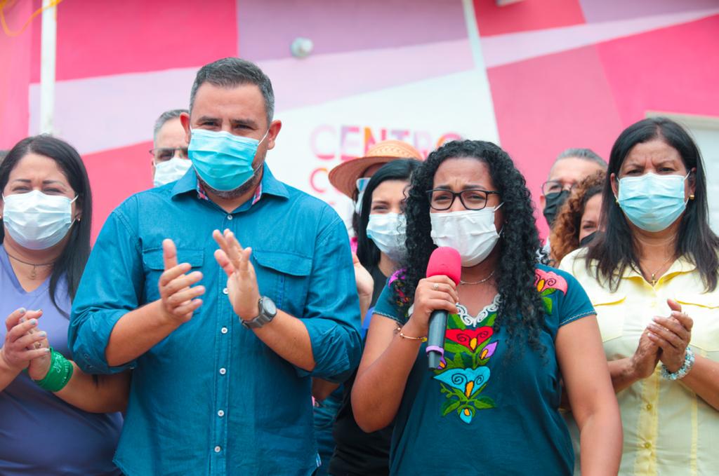 MinMujerVe's tweet photo. En el marco del despliegue del Plan Amor en Acción, la ministra @d_guzmanl y el gobernador del edo. Anzoátegui @luismarcanos, inauguraron el Centro Comunal de la Mujer, en la Comuna Honor y Gloria a Robert Serra del municipio Bruzual. 

#ClapEnVictoria https://t.co/NtesaV9WyE