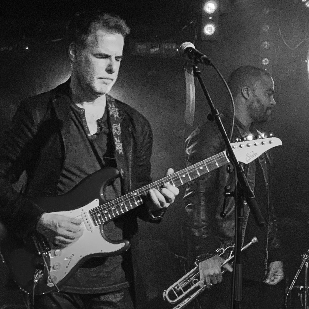 LaChaineGuitare's tweet photo. Une leçon à retenir : mettre de l’intensité dans chaque note. Démonstration : @kamilrustam  jeudi dernier au Bus Palladium sur Missing You de et avec Ludovic Louis #guitare #musique https://t.co/MjDslWvTiS