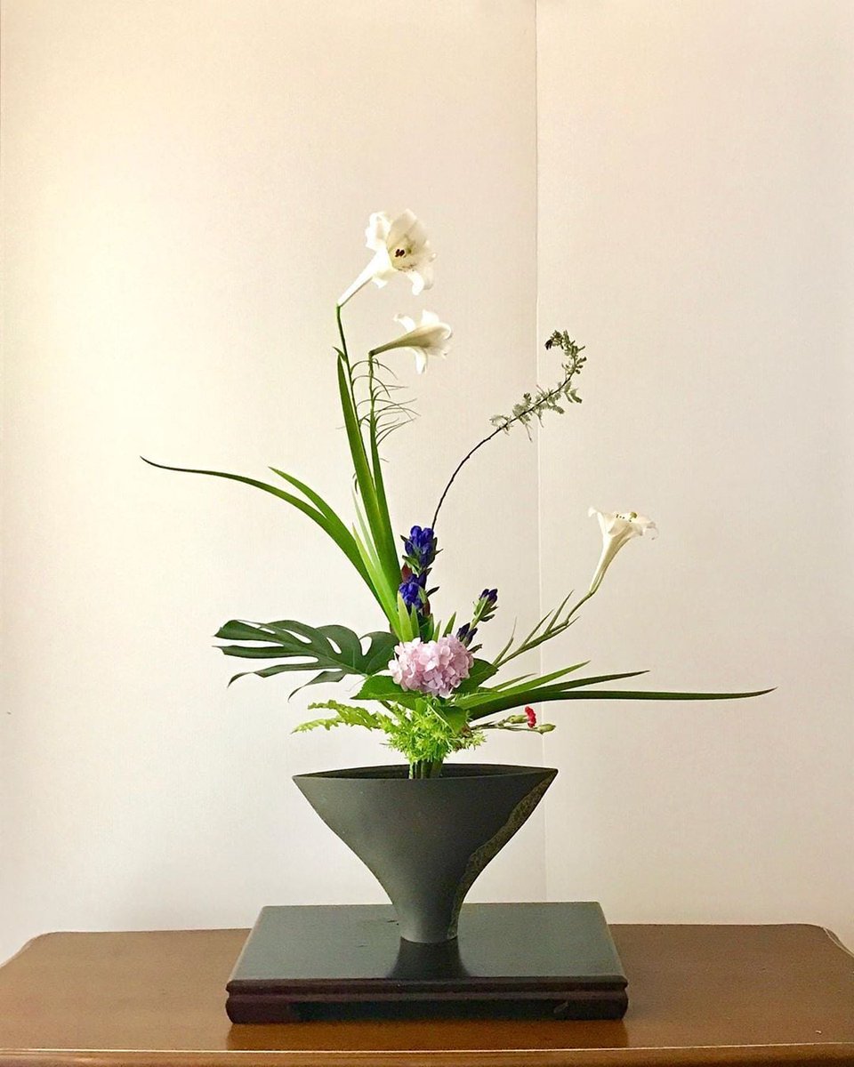 Kado
Japanese flower arrangements are asymmetrical and achieve a three-dimensional effect.