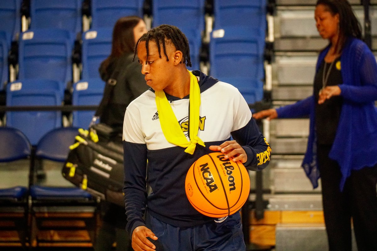 GSWAthletics's tweet photo. Almost that time⌛️
Warmups✅
Tip-Off🔜
#CategoryFive🖐 | #WeTheStorm🌀 https://t.co/kmVrkNt21E