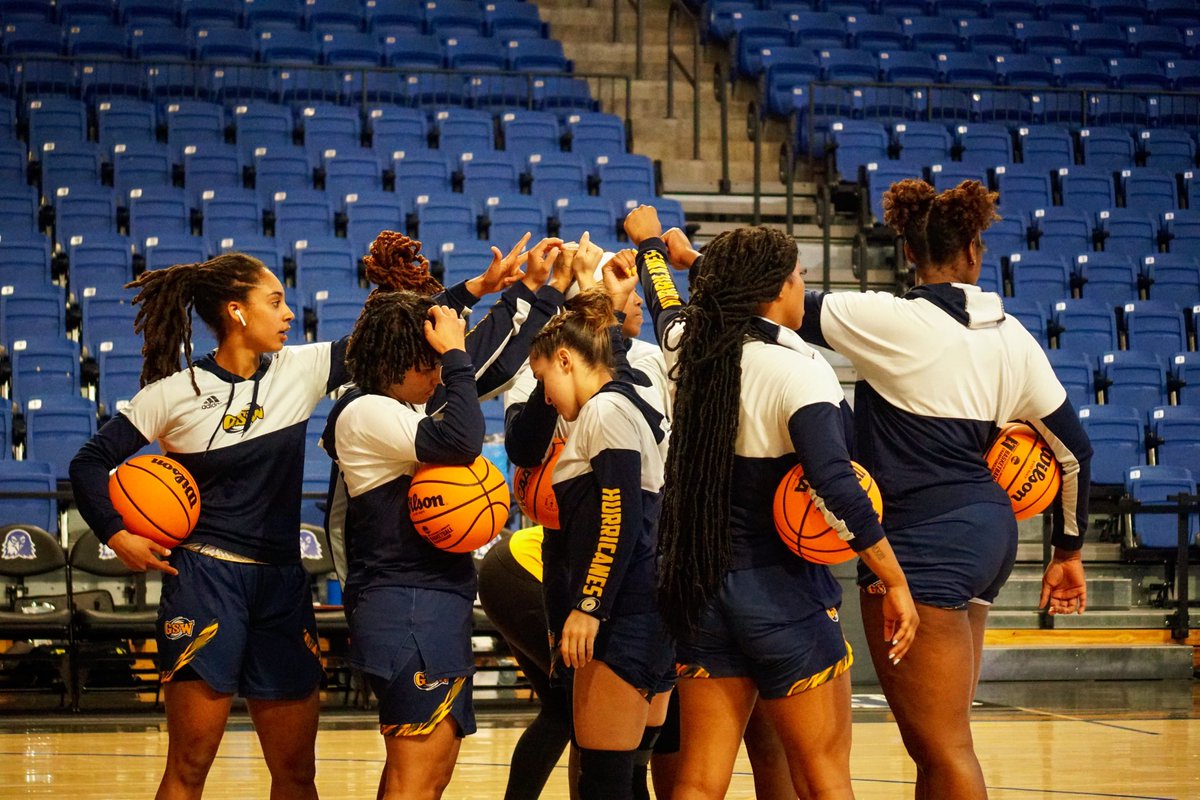 GSWAthletics's tweet photo. Almost that time⌛️
Warmups✅
Tip-Off🔜
#CategoryFive🖐 | #WeTheStorm🌀 https://t.co/kmVrkNt21E