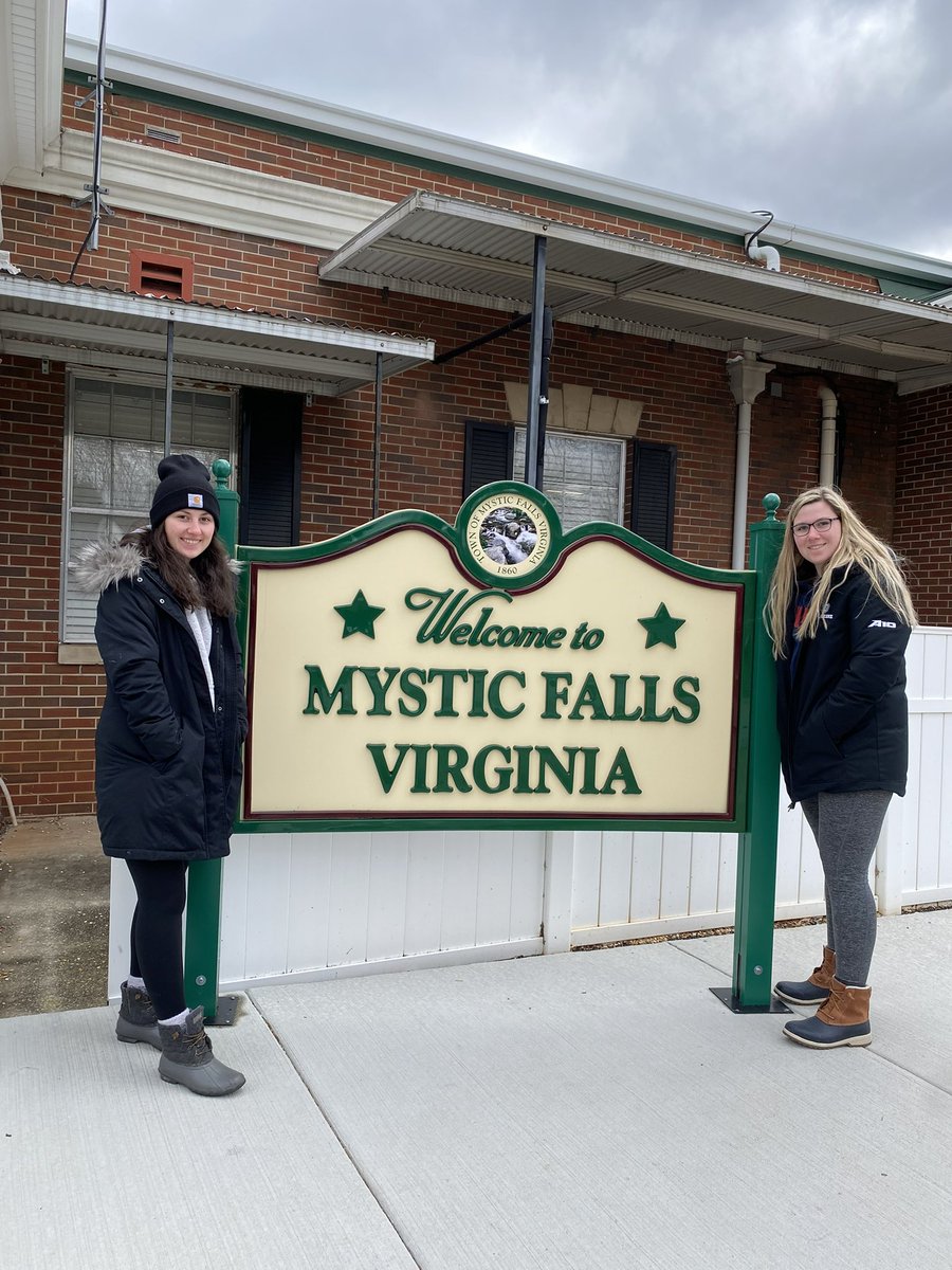 _gaaabbbyy's tweet photo. went to mystic falls, got to drink from a blood bag, but sadly did not run into @iansomerhalder :( https://t.co/qHcq526PgJ