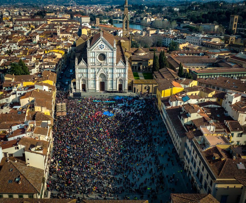 Cecy6Dof's tweet photo. #SantaCroce #Florence today. #Peace #Ukraine #war #Russia #CitiesstandwithUkraine #Zelenskyy https://t.co/RqQZ0Ugbab