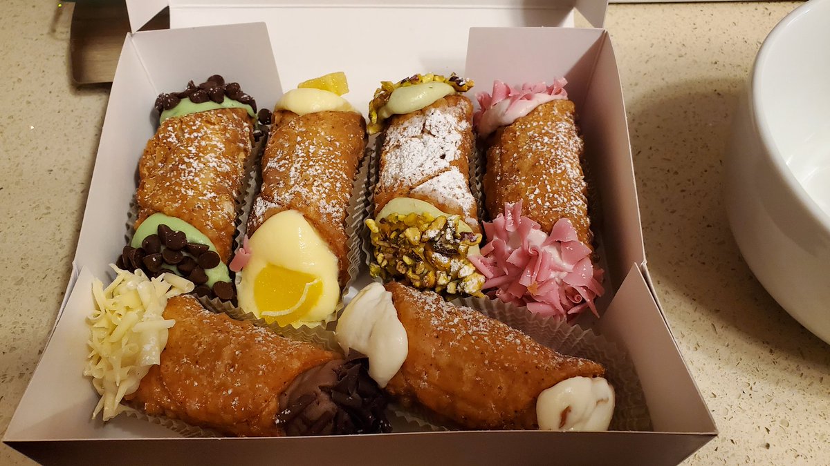 VintageRobo's tweet photo. Mini cannolis from Cannoli King! So freaking good! Give them a try 😋😋😋 https://t.co/gxs8fllo5l