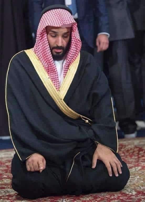 ruaya50's tweet photo. أيُّ إلهٍ قلبُك يعبُد؟
أيُّ صراطٍ أنتَ عليهِ؟
أيُّ نبيٍ منك تودد؟ 
إن قُلتَ مُحمد إنّك كاذب!
أينك أنتَ ودين محمد!!

#مملكة_الارهاب 
#القطيف https://t.co/KiLeCrME5d https://t.co/vd7sTuQpKV