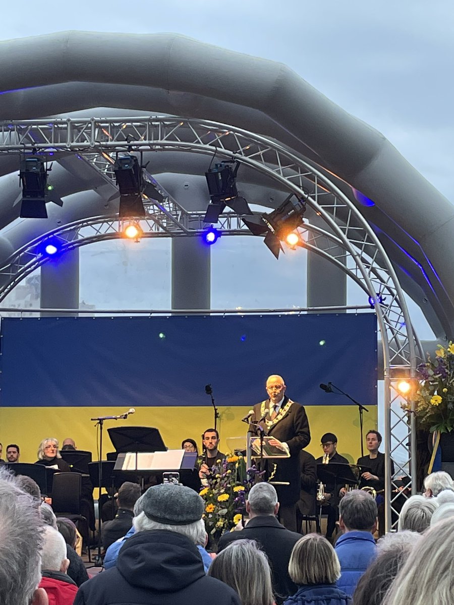 mjklosters's tweet photo. Indrukwekkende bijeenkomst #plein1940 Rotterdammers solidair met Oekraine. #CitiesWithUkraine #Codarts #Rotterdam https://t.co/3cachpvp7h