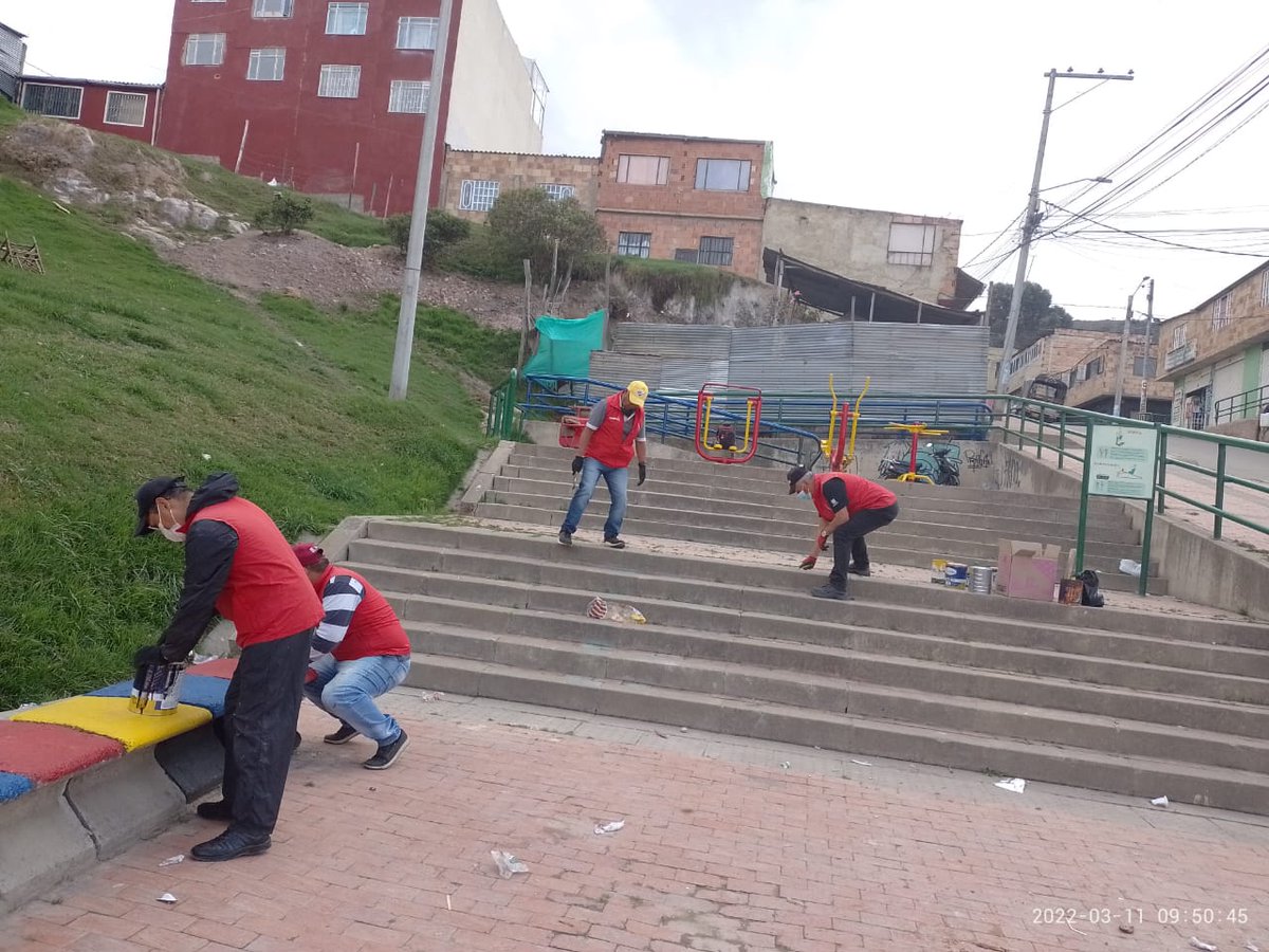 UsmeAlcaldia's tweet photo. #NuestraLabor ✅ El equipo de Gestores de Seguridad y Convivencia finalizó jornada de embellecimiento del parque El Refugio, y se realizó jornada de sensibilizacion sobre la disposición adecuada por parte de @Uaesp y @Promoambiental_ #EnUsmeSíPodemos cuidar lo nuestro ❤️💛 https://t.co/w5JKXvLjNS