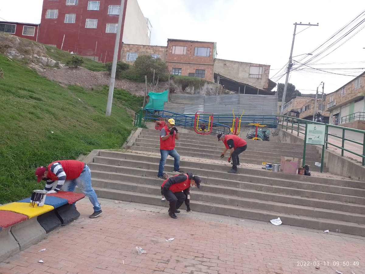 UsmeAlcaldia's tweet photo. #NuestraLabor ✅ El equipo de Gestores de Seguridad y Convivencia finalizó jornada de embellecimiento del parque El Refugio, y se realizó jornada de sensibilizacion sobre la disposición adecuada por parte de @Uaesp y @Promoambiental_ #EnUsmeSíPodemos cuidar lo nuestro ❤️💛 https://t.co/w5JKXvLjNS