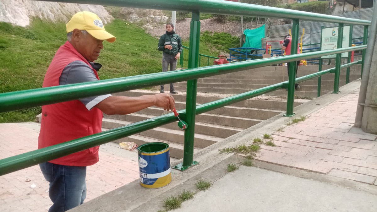 UsmeAlcaldia's tweet photo. #NuestraLabor ✅ El equipo de Gestores de Seguridad y Convivencia finalizó jornada de embellecimiento del parque El Refugio, y se realizó jornada de sensibilizacion sobre la disposición adecuada por parte de @Uaesp y @Promoambiental_ #EnUsmeSíPodemos cuidar lo nuestro ❤️💛 https://t.co/w5JKXvLjNS
