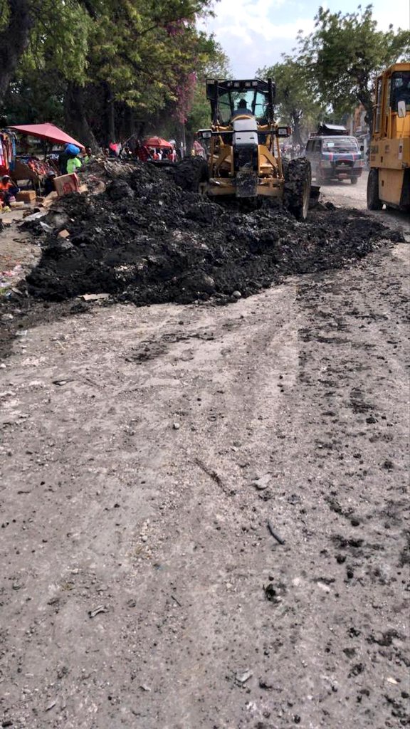 Meri <a href="/cxdesbouquets/">Croix-des-Bouquets</a> reyalize, samdi 12 mas la, travay amenajman sou wout nasyonal # 1 an, nan nivo Bon Repo. Lameri pase men nan wout sa ki te chaje twou ak ma dlo, pou amelyore sikilasyon moun ak machinn. Travay sa yo jwenn kout men <a href="/MTPTCE/">MTPTC</a> #AnnKenbeKwadèboudèPwòp <a href="/PervilJean/">Pervil Jean Wesnel Edrouine</a>