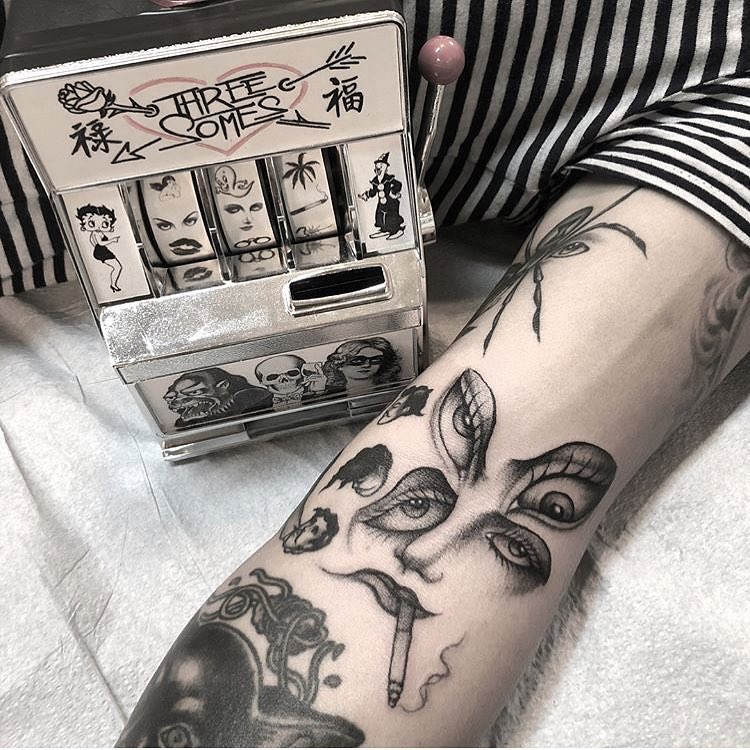 SilverxSnake's tweet image. 𝙽𝚊𝚖𝚎 : 𝚄𝚗𝚔𝚗𝚘𝚠𝚗 𝚌𝚊𝚕𝚕 𝚖𝚎 𝙼𝚊𝚒𝚔𝚊𝚞 

𝙰𝚐𝚎 : 𝟸𝟽

𝙼𝚍𝚗𝚒, 𝙱𝚒𝚜𝚎𝚡𝚞𝚊𝚕, 𝚃𝚊𝚝𝚝𝚘𝚘 𝙴𝚗𝚝𝚑𝚞𝚜𝚒𝚊𝚜𝚝 

                  𝙻𝚒𝚔𝚎/𝚁𝚎𝚝𝚠𝚎𝚎𝚝