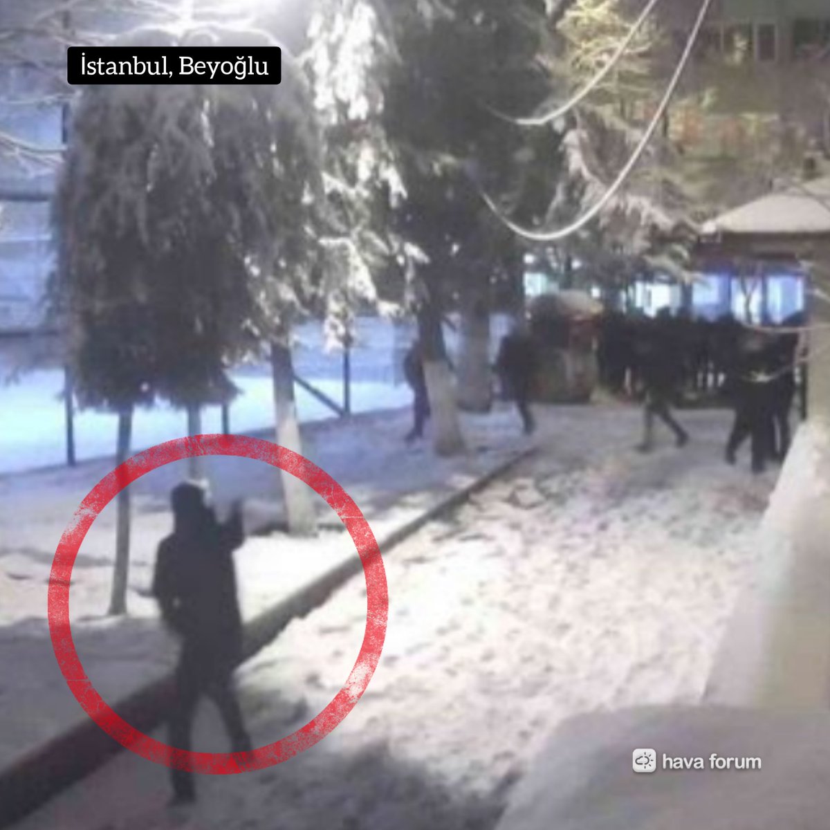 İstanbul Beyoğlu'nda 50 kişiden oluşan iki grup arasında başlayan kartopu savaşı silahlı saldırıya dönüştü, 6 kişi yaralandı... 😳  #vortex #AybarKarFırtınası