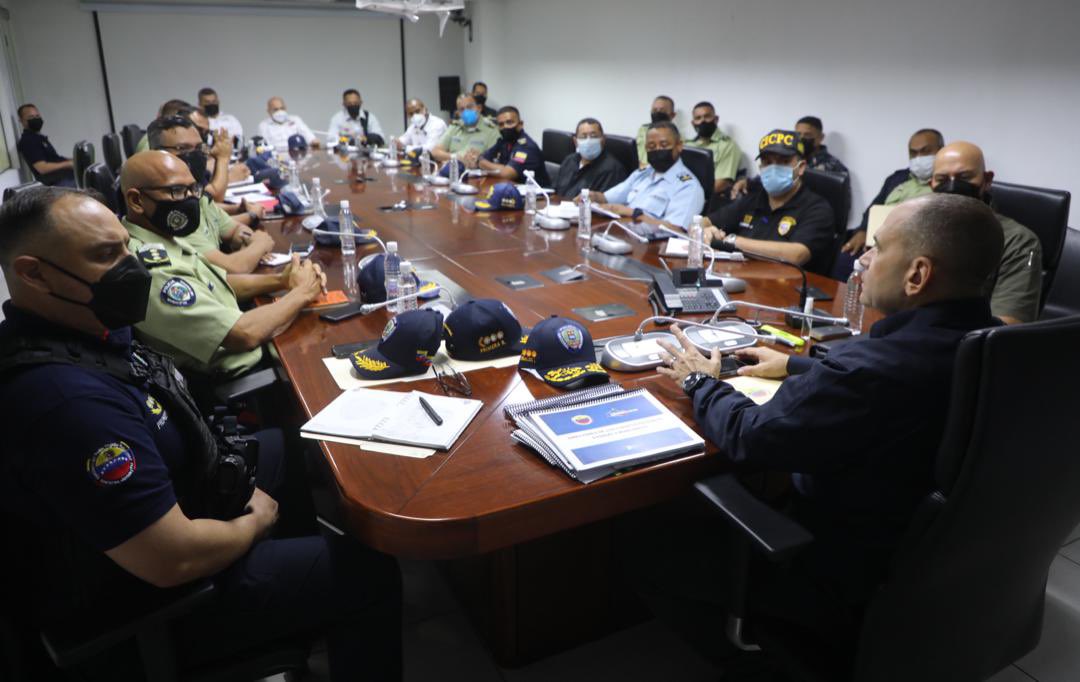 CeballosIchaso1's tweet photo. #12Mar|| Desde la tierra del sol amado me reuní con los Jefes de los Cuerpos Policiales y mandos militares del estado Zulia, para revisar y fortalecer los distintos planes en materia de seguridad ciudadana contemplados para el reguardo y protección integral del pueblo Zuliano. https://t.co/hKqaFl3gfg
