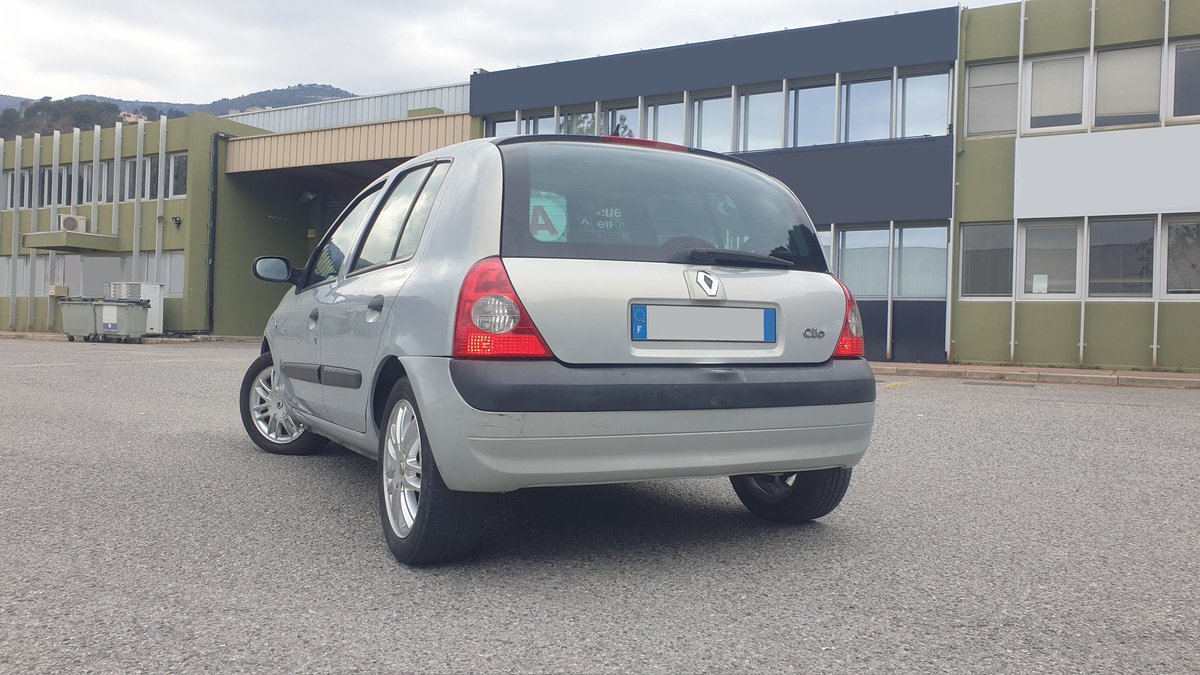 Nat2jz's tweet photo. And there is it ! It finally arrived after 2 weeks, new set of rims for the Clio 😁
Already mounted and fitted, they actually give a completely new look, with a little comparaison of when I got it 1.y ago vs now 👀
#Renault #Clio2 #hatchback #car https://t.co/8VYtTMDG7T