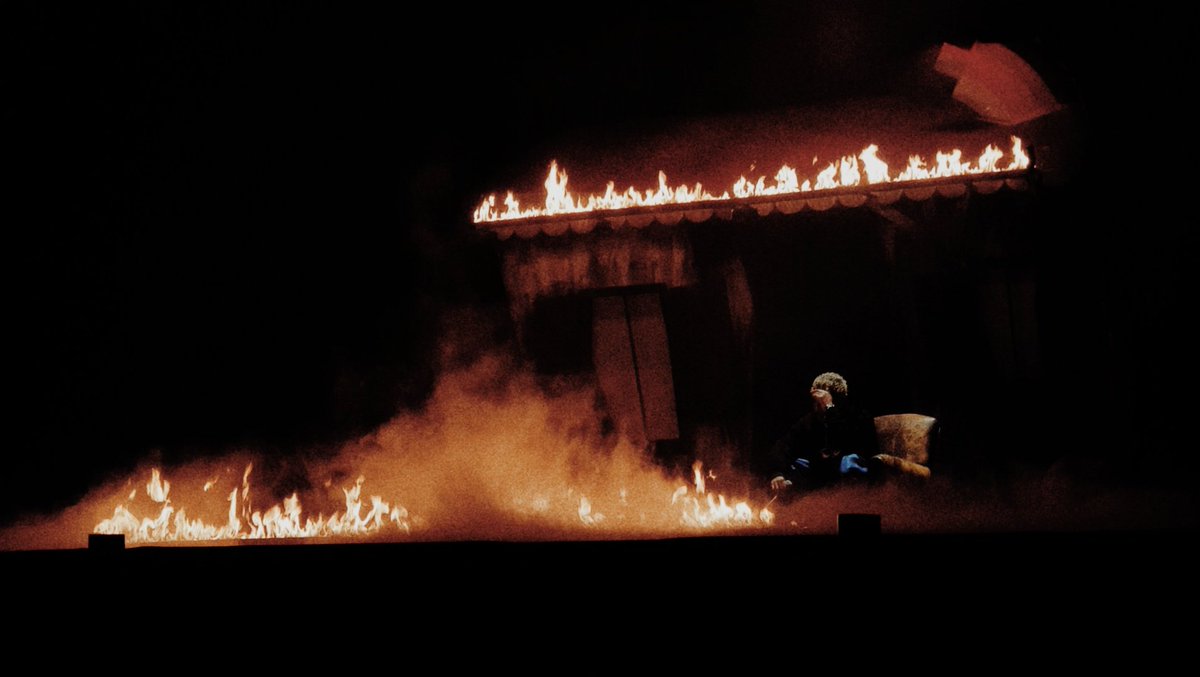 nolip30th's tweet photo. Le concert de Laylow en terme de scénographie était incroyable c'est vraiment ce que j'aimerais faire un vrai spectacle (les photos sont pas de moi c'est pour illustrer) https://t.co/dIKi7CTVkm