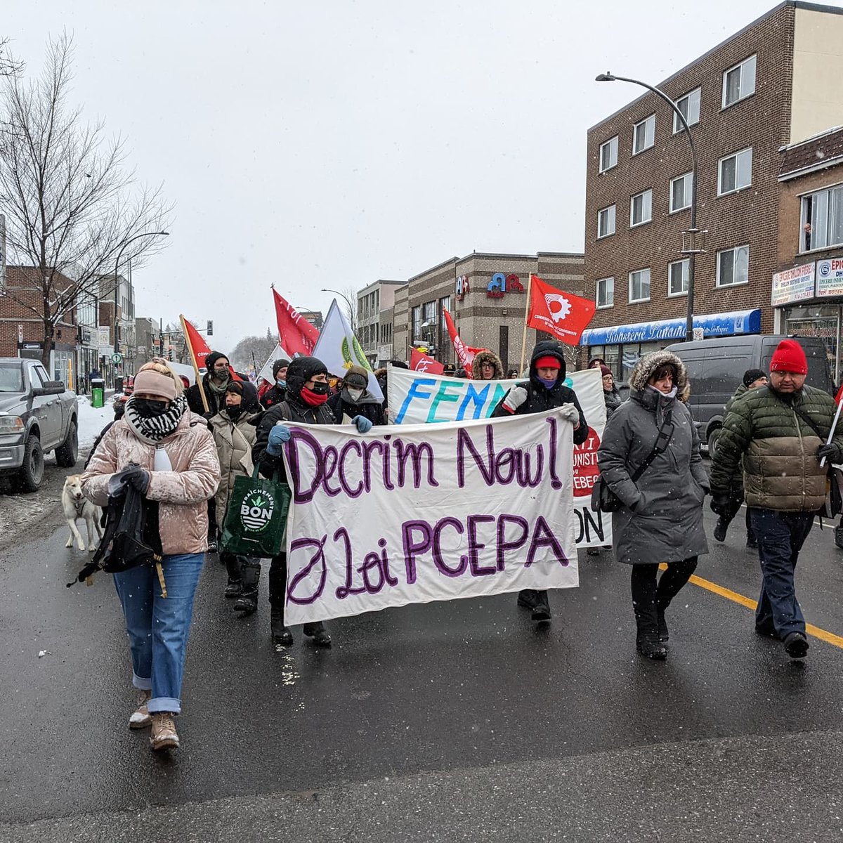 CatsMtl's tweet photo. 📢 Nous étions présentes à la manif pour la journée des droits des femmes aujourd'hui pour rappeler qu'il n'y a pas de féminisme sans les putes! 📢 https://t.co/1jHbbia6Uy