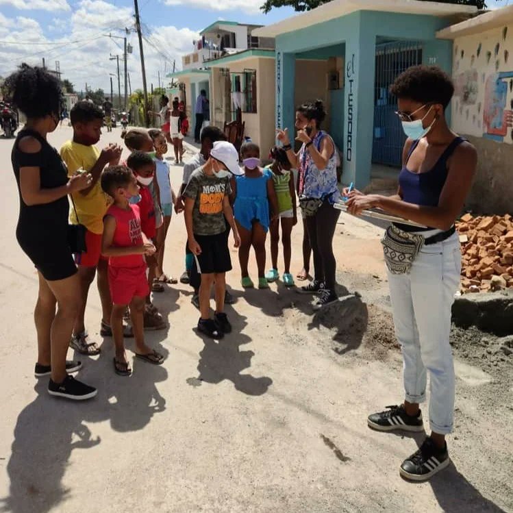 ourcityourspace's tweet photo. Comenzó hoy en Los Pocitos el taller “Diseñando mi barrio”. Esta colaboración entre el Proyecto Akokán (@akokancuba), el Proyecto GAÏA y Placemaking-Cuba aspira a acompañar a los niños de esta localidad habanera en el diseño de su barrio soñado. https://t.co/Czzm0vxi4R