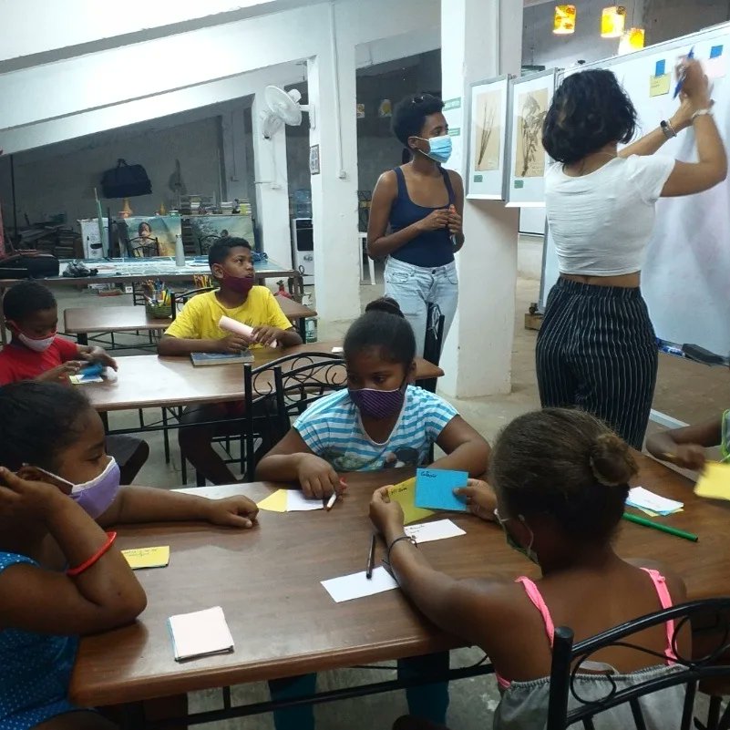 Comenzó hoy en Los Pocitos el taller “Diseñando mi barrio”. Esta colaboración entre el Proyecto Akokán (@akokancuba), el Proyecto GAÏA y Placemaking-Cuba aspira a acompañar a los niños de esta localidad habanera en el diseño de su barrio soñado.