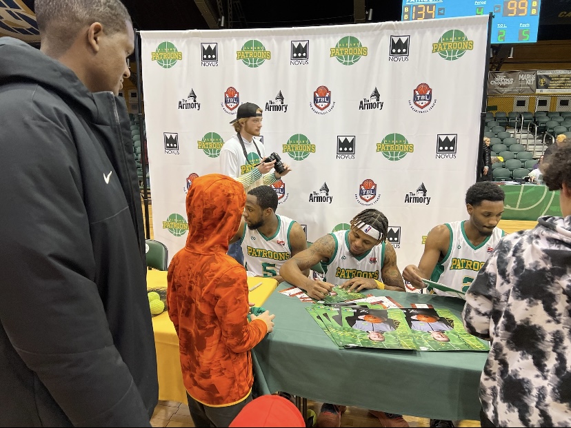novusclothingco's tweet photo. Last Friday, our team had a blast at the opening game for the @AlbanyPatroons!🏀 We can’t wait to see them claim their crowns on the court the rest of the season and rock their NOVUS gear! #claimyourcrown https://t.co/WHWmjazB9C