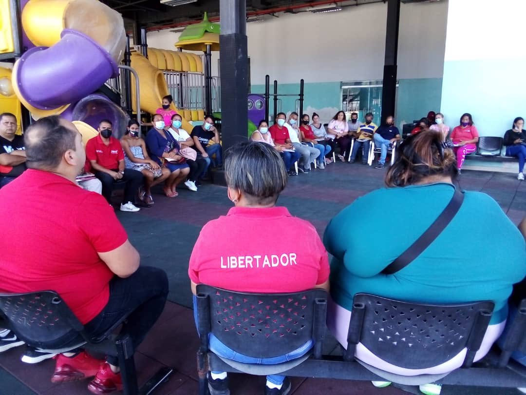 regulolacruz's tweet photo. #12Marz Cumpliendo con las orientaciones de nuestro @PartidoPSUV los delegados y delegadas de Libertador #PaloNegro #Aragua nos reunimos con la estructura política municipal para ofrecer el balance informativo y explicar las nuevas líneas de trabajo revolucionarias @NicolasMaduro https://t.co/KoqDnL2pLp