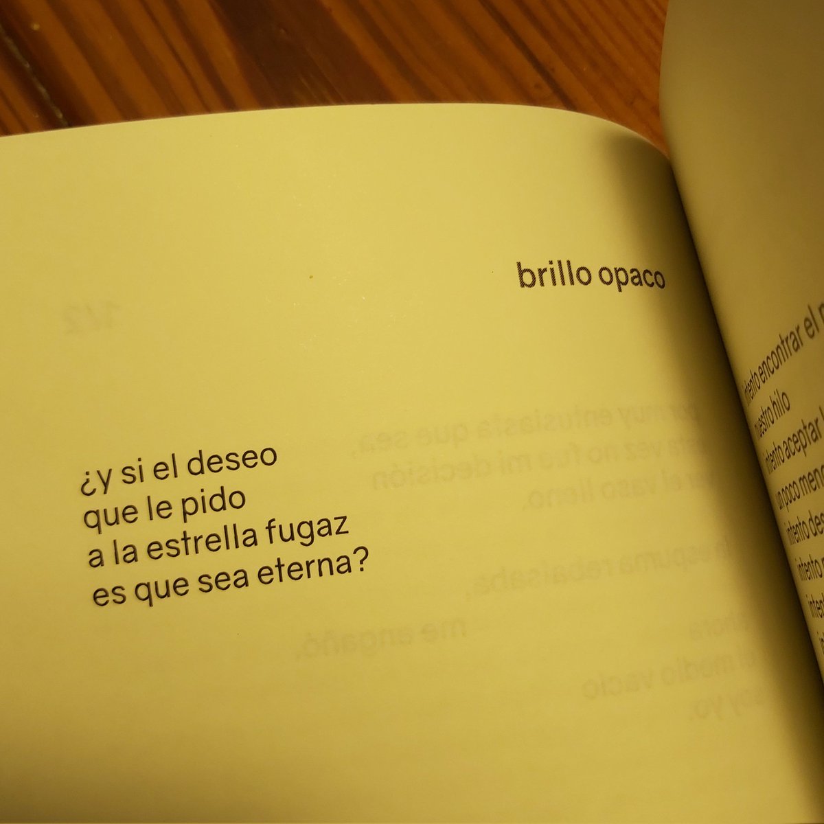 MacaOromi's tweet photo. Una vez que entendí a la poesía como una invitación a cuestionarme y a conectar, como una forma de abrazar el miedo y el dolor, materializar mis versos se volvió un sueño. Les dejo la llave para abrirle la puerta al tan ignorado sentir 🖤
https://t.co/4iAkvwshFE https://t.co/CayuccTUaW