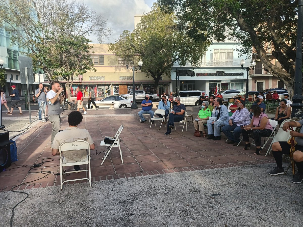 PIP_Ponce's tweet photo. Conversando sobre la leyes 20/22 en la Plaza Las Delicias. https://t.co/OOcaqiaEqw