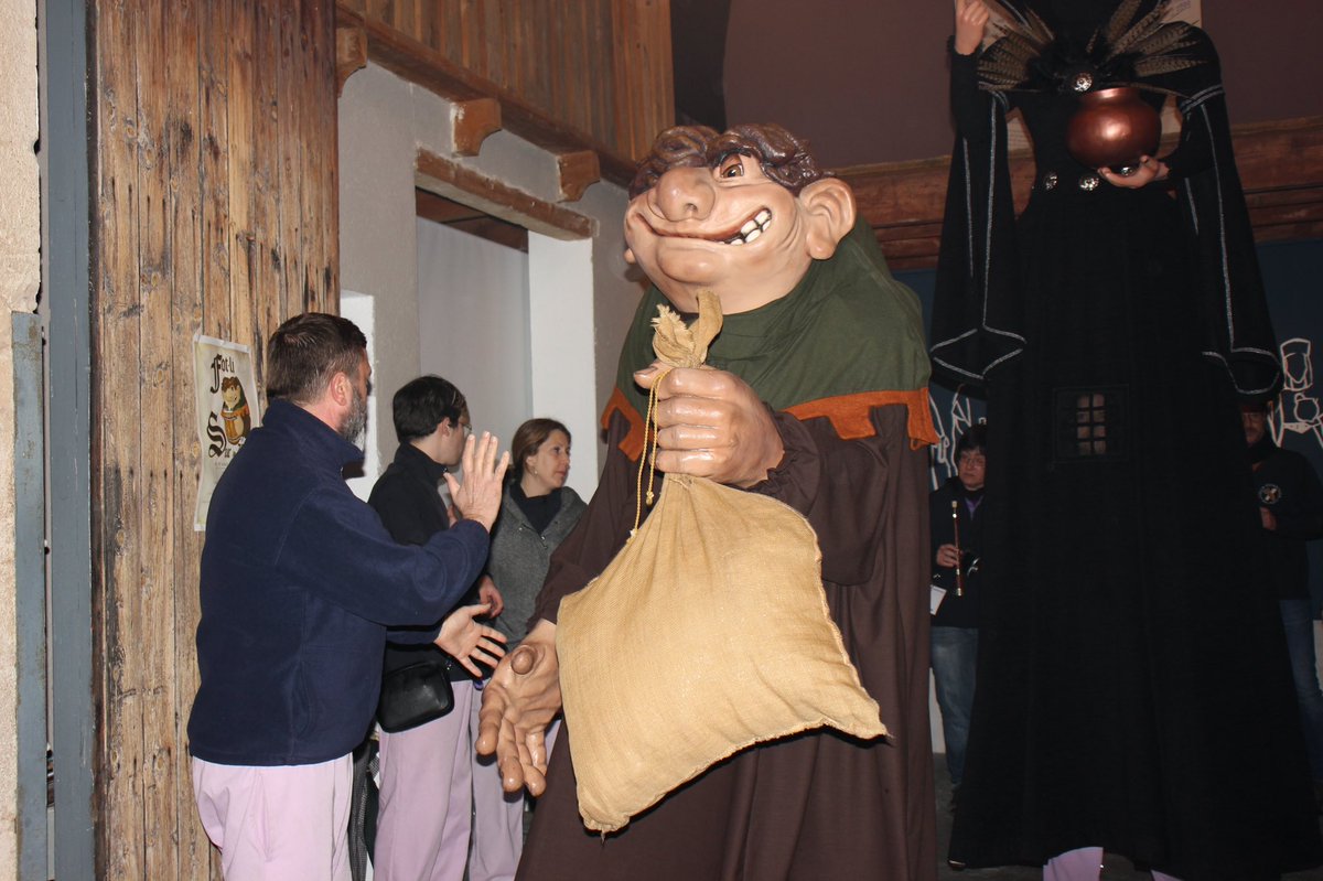 🎉Fantàstica tarda amb molt bon ambient en la III Fira Gegantera Gironina! Malgrat la pluja, s’ha pogut gaudir dels diferents actes programats de forma adaptada. Visca la cultura gegantera!🙌

📸Més fotos al Facebook de l’Ajuntament de #CaldesdeMalavella