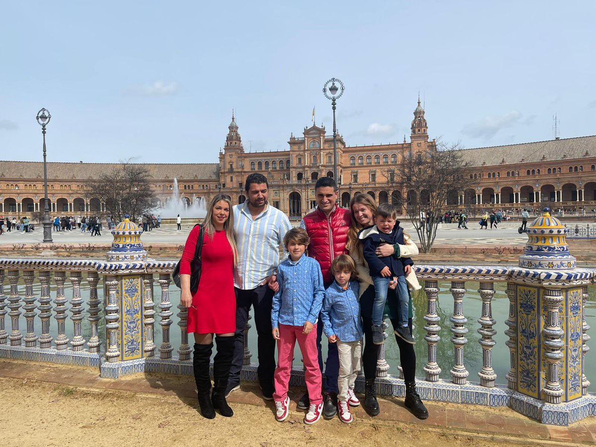 aitor356's tweet photo. Mi familia sevillana!! @yosanzera @chary356 😍😍😍 https://t.co/zDSOuDvF5Q