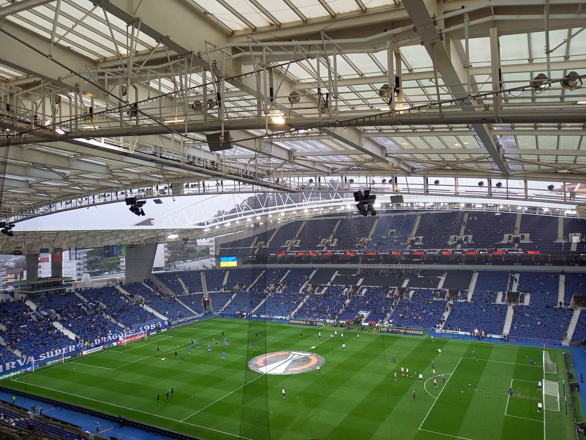 RougeEtBleu's tweet photo. Retour en 📸 sur le déplacement @FCPorto
Merci @LR69007 de nous avoir représenté fièrement en terre portugaise 👌
Pour en plus ramener la victoire ✌️
Allez l'@OL
#TeamOL #FCPOL #NousSommesLesRougeetBleu #deplacement #supporters #olympiquelyonnais #lifefootball #soccerbible https://t.co/8ANeZ0efAz