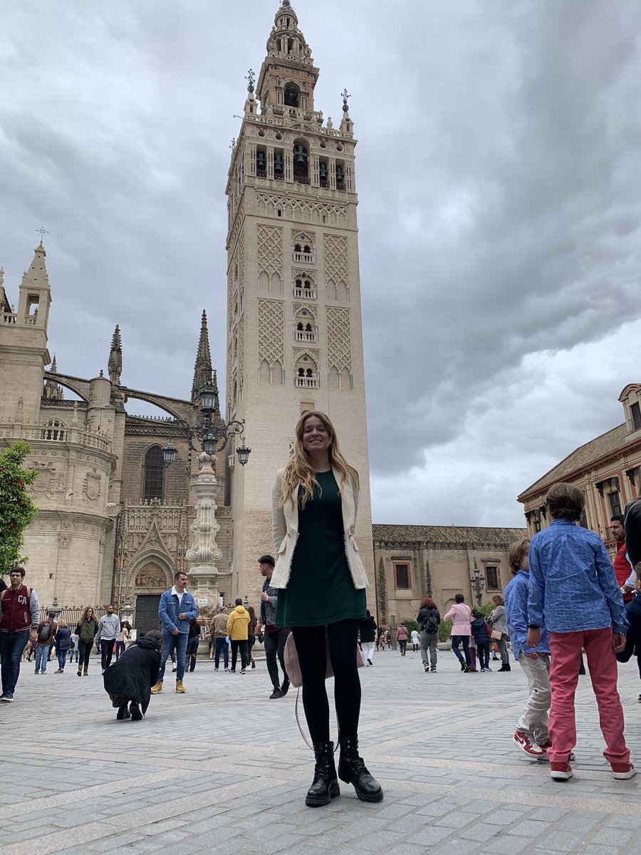 aitor356's tweet photo. Esto es un monumento y no la giralda!!😍😍 El Faro que guía mi camino, el amor de mi vida! @chary356 #Sevilla https://t.co/NuJAkZzNj4
