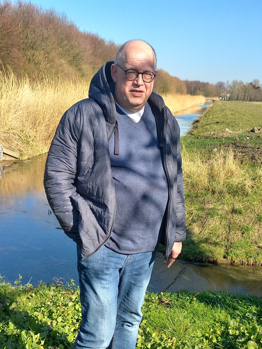 Onze #6 Bas komt uit een oude Rhoonse familie die veel voor de dorpsgemeenschap heeft betekend. Zijn grootvader was uitbater van het stationscafé en zijn vader was lang een drijvende kracht achter VV Rhoon. Bas maakt zich sterk voor de menselijke maat in grote organisaties: