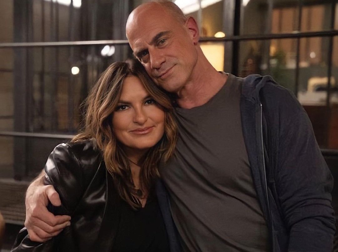 CaskettOlitz's tweet photo. Okay I had to tweet this pic again I just love it!! #EOisendgame #EOforever #SVU23 #OrganizedCrime #Bensler @Mariska @Chris_Meloni https://t.co/JRVCsowjGj