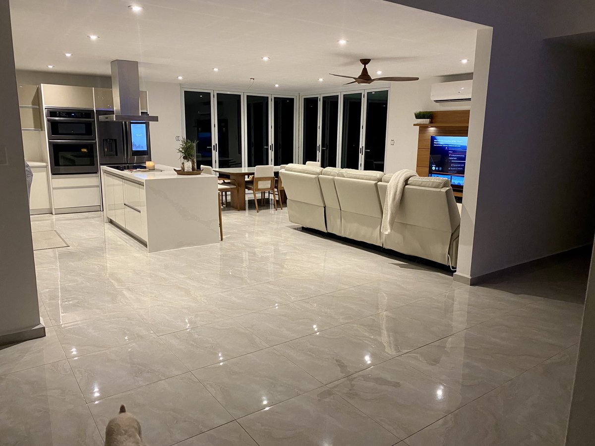 chfigueroapr's tweet photo. Como todo comenzó vs. Como terminó. Oficialmente "Homeowners". https://t.co/HqdHCX9fDq