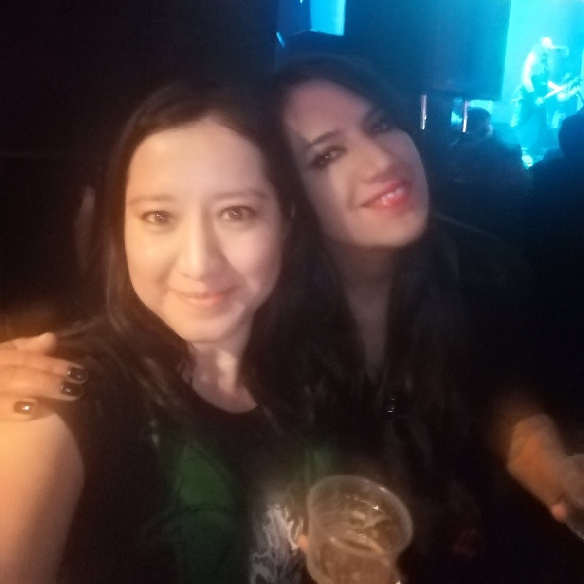 vanessadenn_'s tweet photo. Gran noche en el Circo Volador con mi sister @luisalaouija 💜🖤🦇 https://t.co/hZHn0NGf28