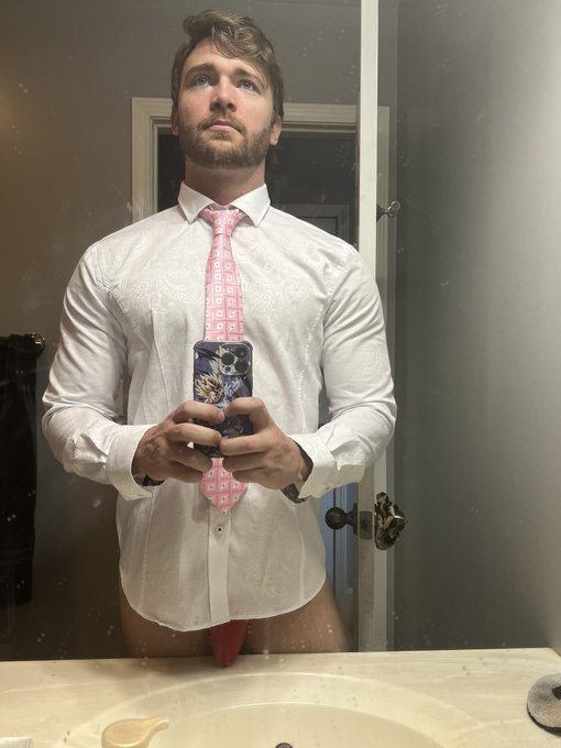 Wedding day then on cam for some late night fun!! https://t.co/0AkUCEoIO8