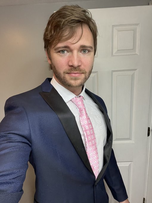 Wedding day then on cam for some late night fun!! https://t.co/0AkUCEoIO8