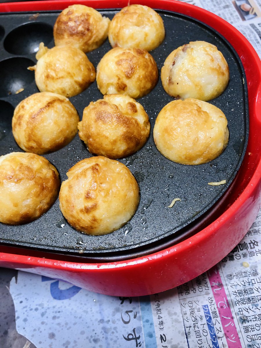YukariSakamoto's tweet photo. #Takoyaki mis en place. Our favorite takoyaki mix makes crispy on the outside and creamy on the inside. #Agedama or #tenkasu are #tempura bits that add volume to the #octopus balls.
#foodsaketokyo #japanesefood #Hokkaido #たこ焼き #北海道 #たこ @nippn_official @OK_EDLP https://t.co/w5L8u0RllZ