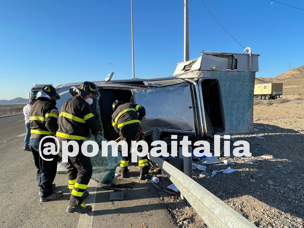 Unidades R-2 y H-3 trabajan en accidente vehicular fuera de radio urbano en Ruta 5 norte km 765. Se trata de volcamiento de dos vehiculos menores (uno remolcado), una persona 7-3 en el lugar. #emergencia #Bomberos #accidente #ruta5norte
