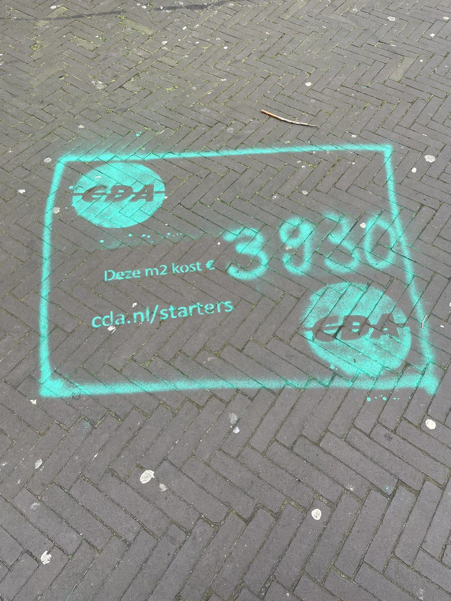 Tomvannoort's tweet photo. Zeg, @bredemeijer en @CDADenHaag wat is dit voor bizarre manier van campagne voeren in onze wijk? Graffiti op de stoep spuiten? De wethouder van buitenruimte die de stoep verziekt? Komen jullie het even zelf verwijderen? @gemeente2022 @DenHaagCentraal @omroepwest @GemeenteDenHaag https://t.co/Dy59Y3l6zI