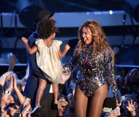 beyoncerelated's tweet photo. Jay-Z and Blue Ivy presenting Beyoncé with Michael Jackson Video Vanguard Award.
#Vmas2014 #Vmas #2014VMAs https://t.co/EPOWDu0fJQ