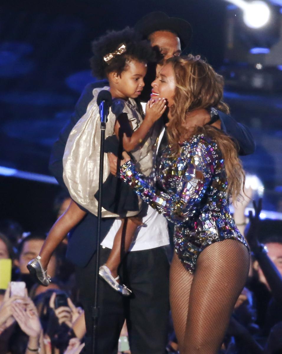 beyoncerelated's tweet photo. Jay-Z and Blue Ivy presenting Beyoncé with Michael Jackson Video Vanguard Award.
#Vmas2014 #Vmas #2014VMAs https://t.co/EPOWDu0fJQ