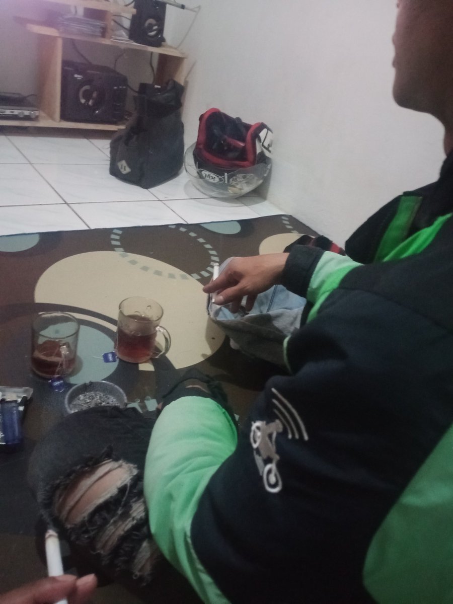 Peter14parker's tweet photo. Ngopdud bareng kuy ☕🚬 https://t.co/cLu2tPgtMH