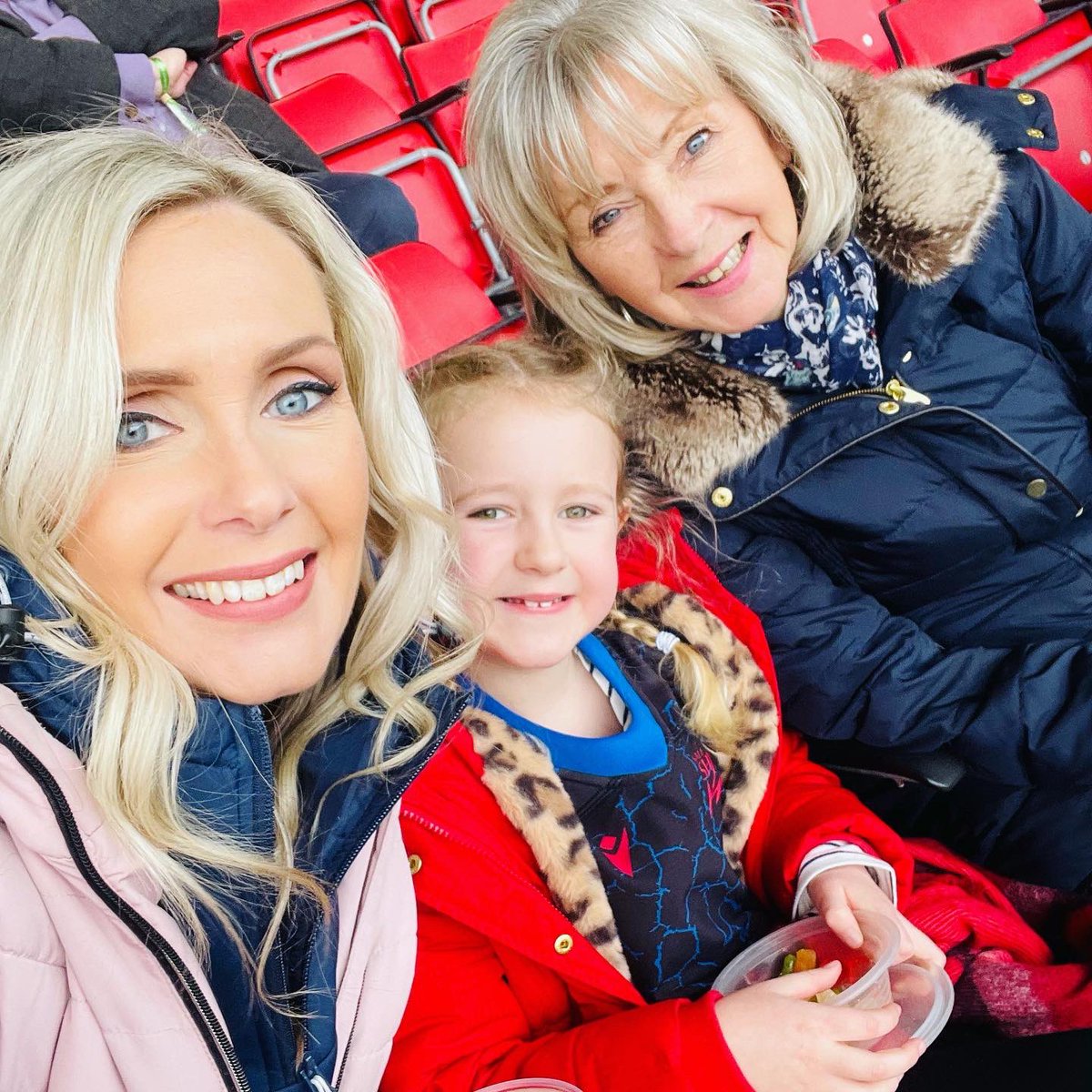 sibby1702's tweet photo. Cracking #GallagherGameDay @SaleSharksRugby today. My girl loved being a mascot (&amp; unofficial photographer’s assistant) 🏆 @GallagherUK #GallagherPrem #lifeatgallagher https://t.co/4VQQ8Uxf9H