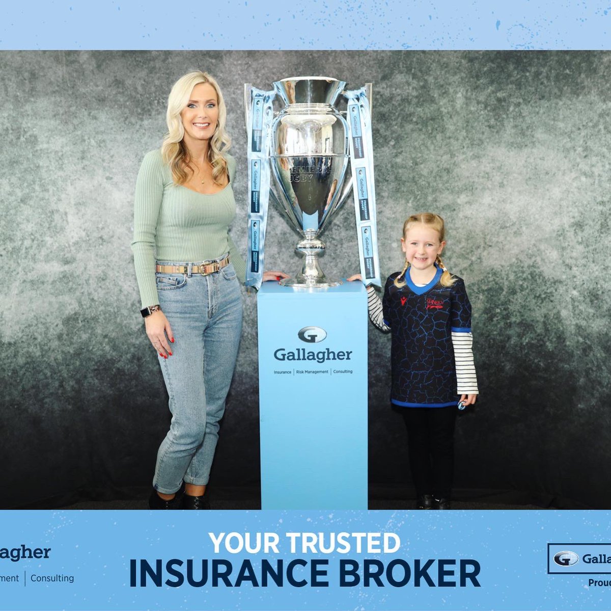 sibby1702's tweet photo. Cracking #GallagherGameDay @SaleSharksRugby today. My girl loved being a mascot (&amp; unofficial photographer’s assistant) 🏆 @GallagherUK #GallagherPrem #lifeatgallagher https://t.co/4VQQ8Uxf9H