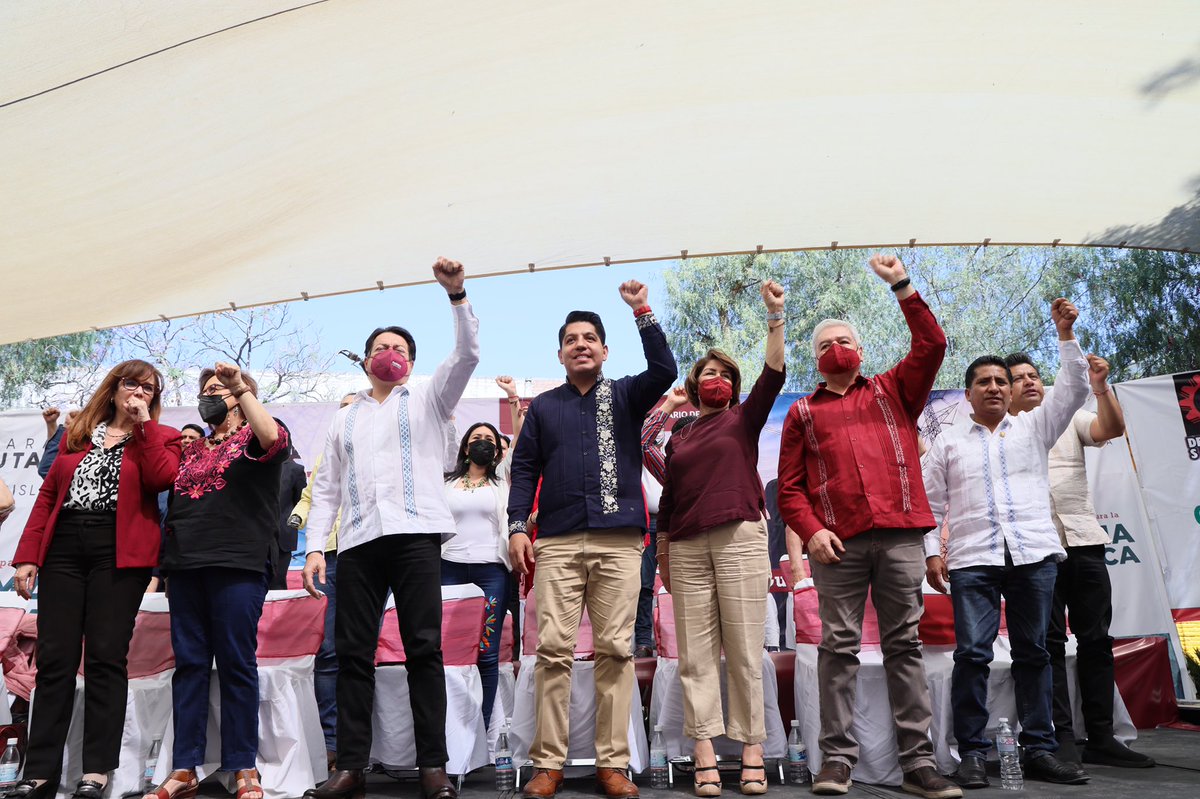 EmmanuelReyesC's tweet photo. Guanajuato le sonríe a la #ReformaEléctrica⚡️, y es que ya es justo que el pueblo pague menos en sus recibos de luz.

A mis compañeros que acudieron y a nuestro dirigente nacional, @mario_delgado, estoy orgulloso y contento de poder recibirlos, en esta, su casa; #Guanajuato. https://t.co/95EGVyYvIB